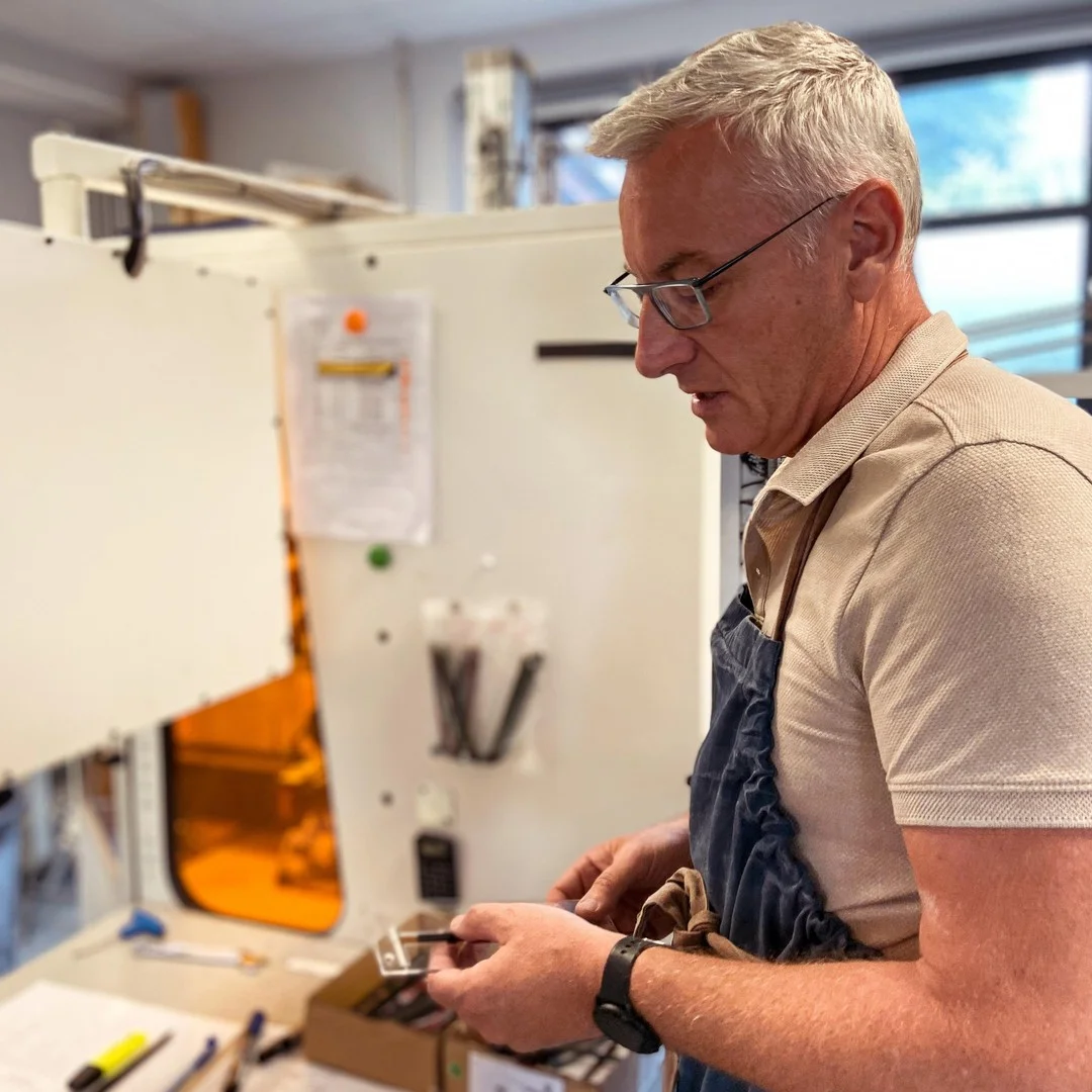 Pascal, fondateur de l'atelier Nextone à Montrichard - fabricant français de lunettes depuis 1999