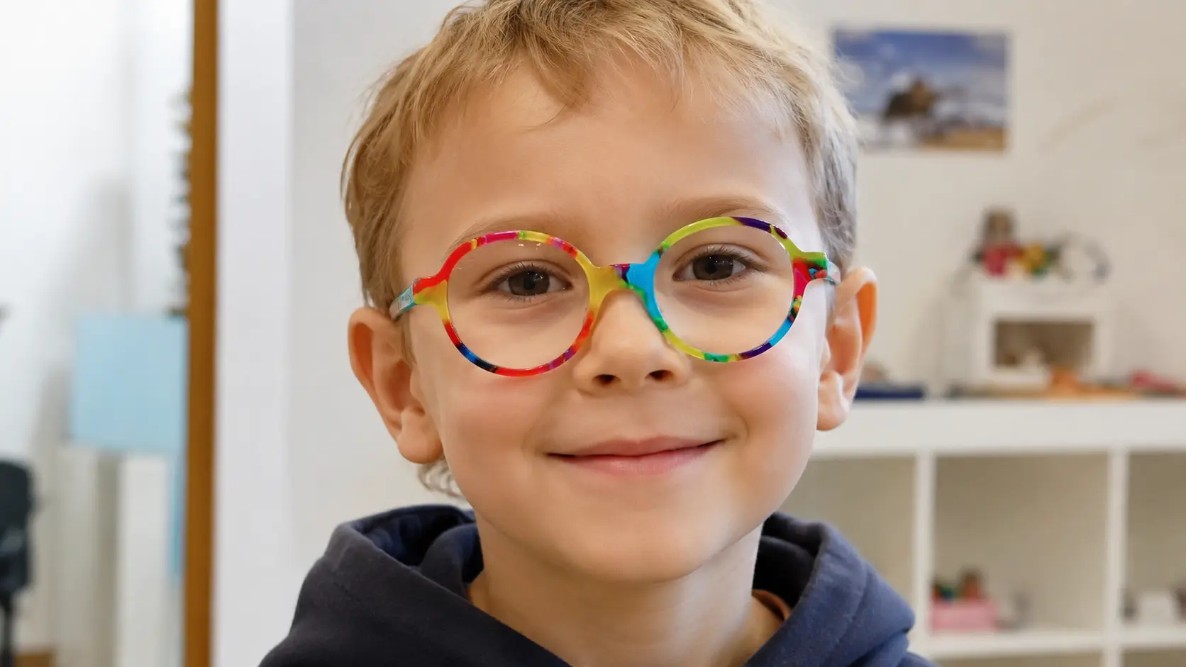 Jeune enfant portant une monture Toikidi personnalisable, collection enfant du spécialiste des lunettes enfant Nextone fabriquée en France