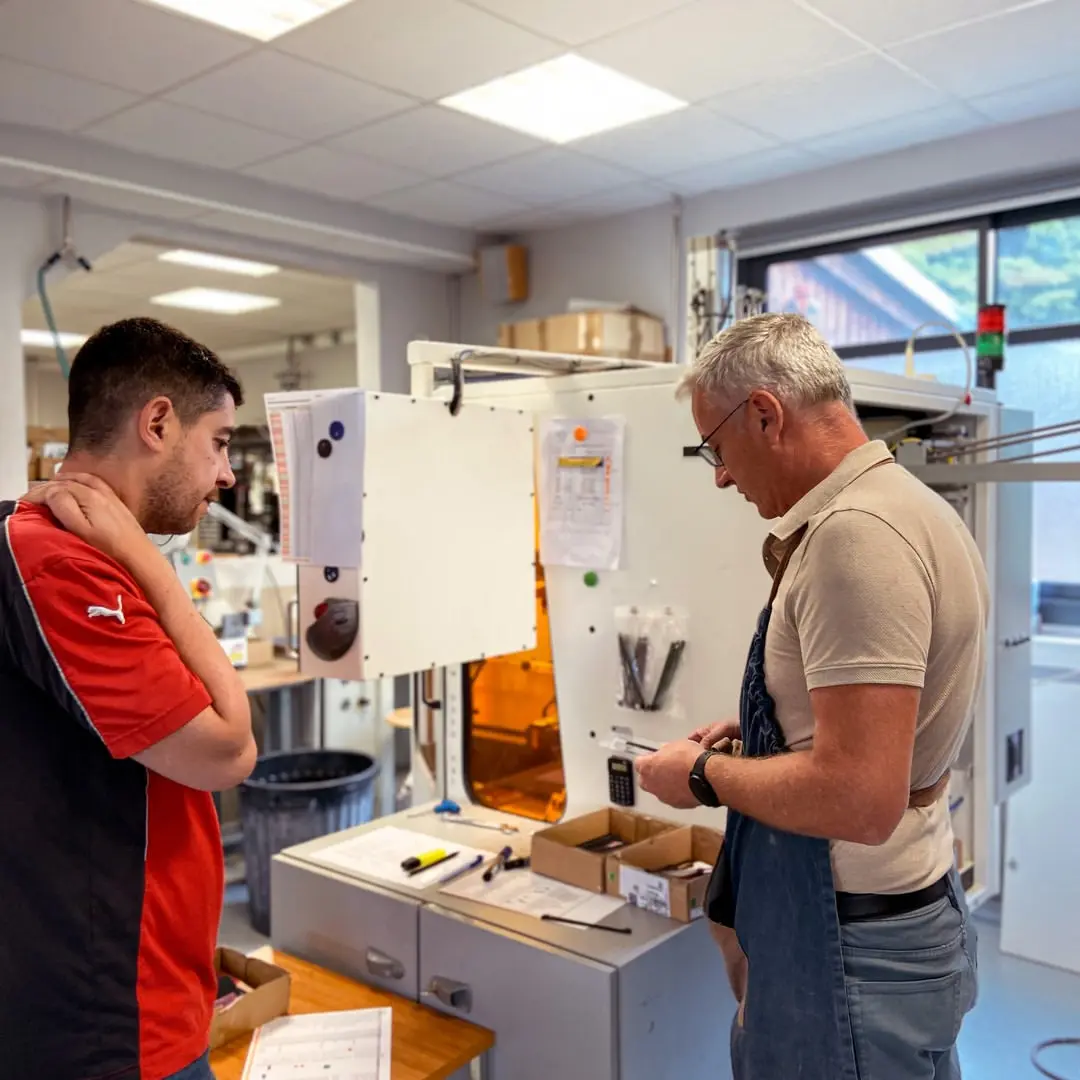 Pascal et Thomas dans l'atelier de fabrication de lunettes Nextone à Montrichard