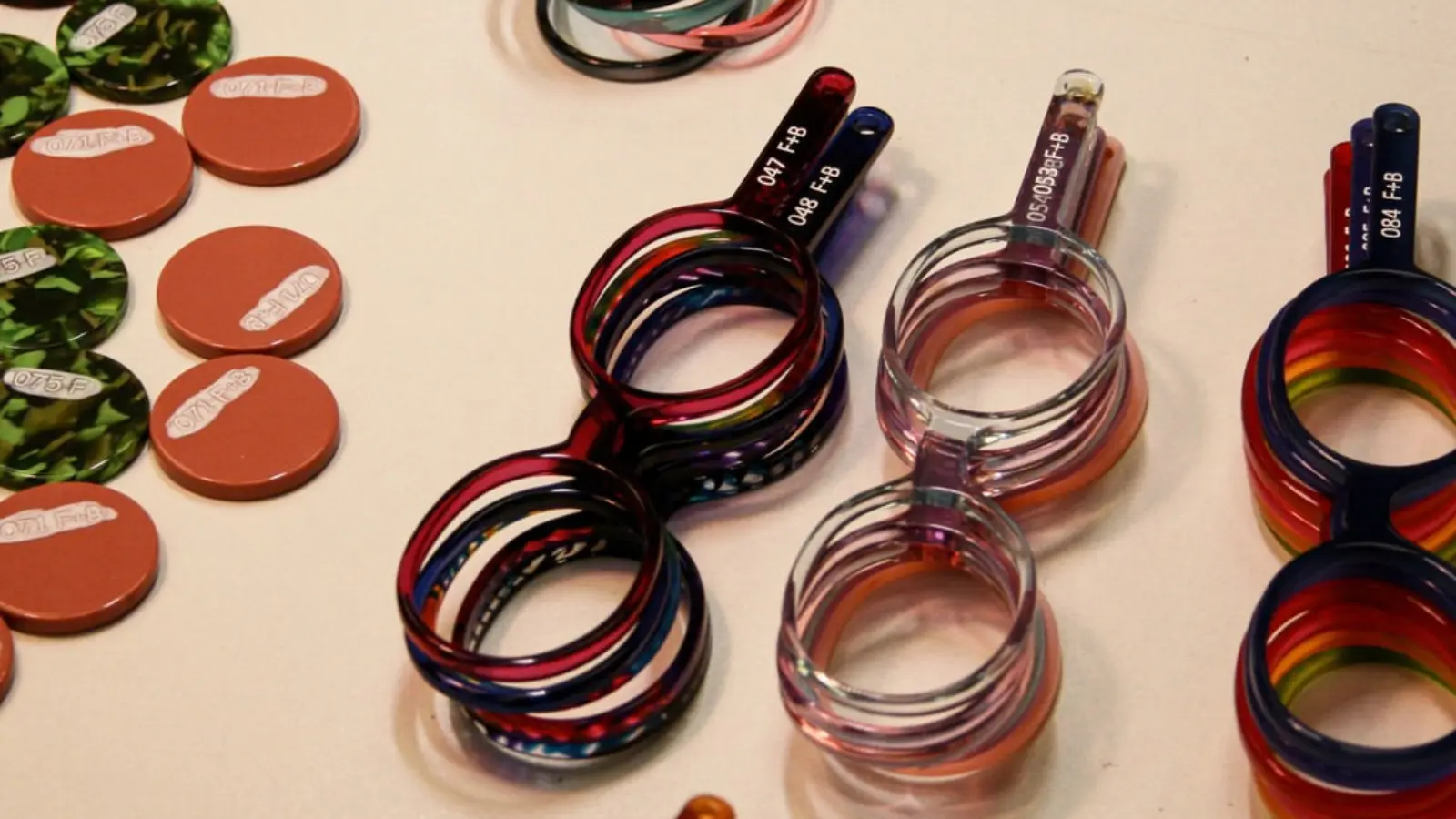Échantillons de faces et de branches Toikidi dans différents coloris, illustrant le choix de personnalisation des lunettes enfant Nextone
