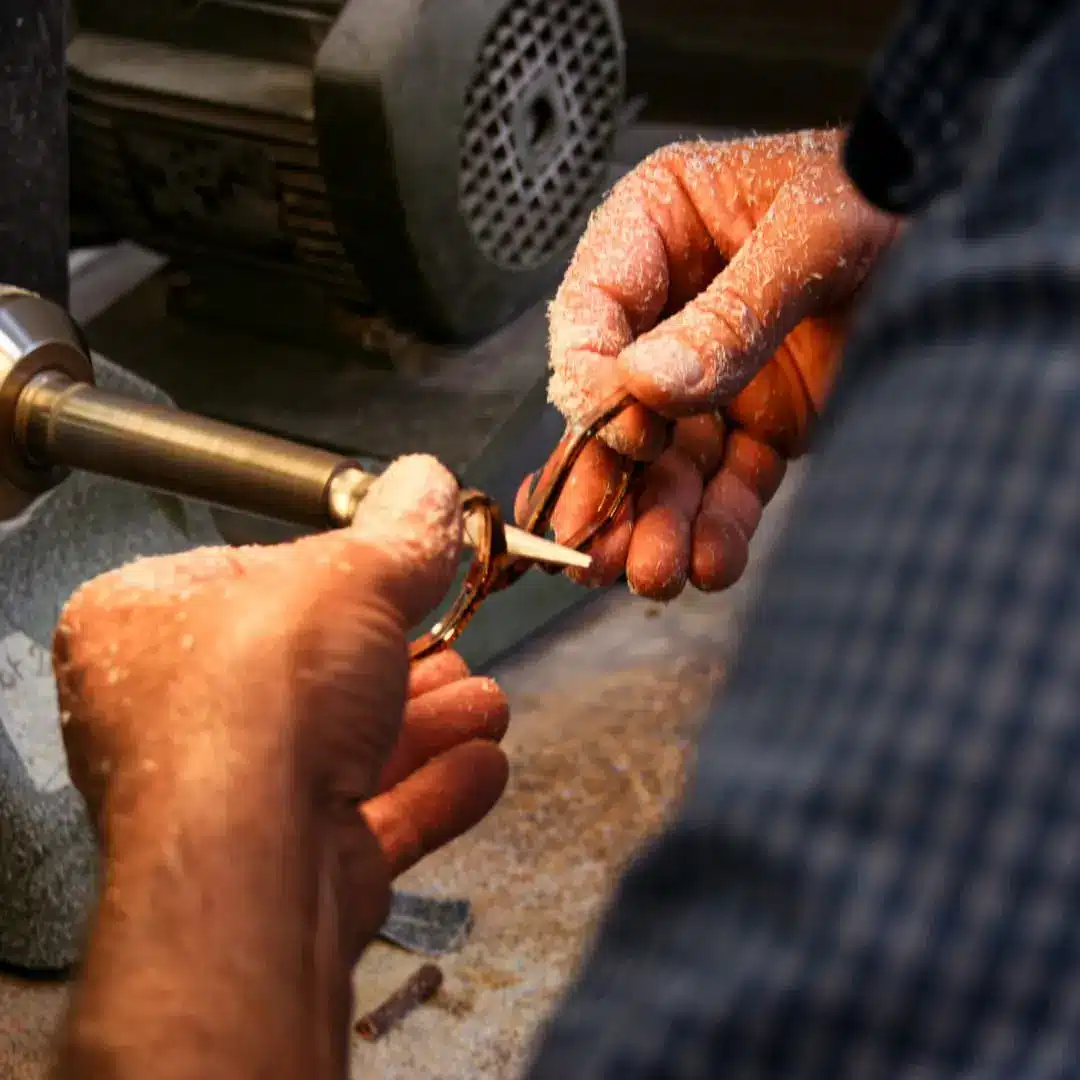 Fabrication d'une monture de lunettes dans l'atelier Nextone en Centre-Val de Loire