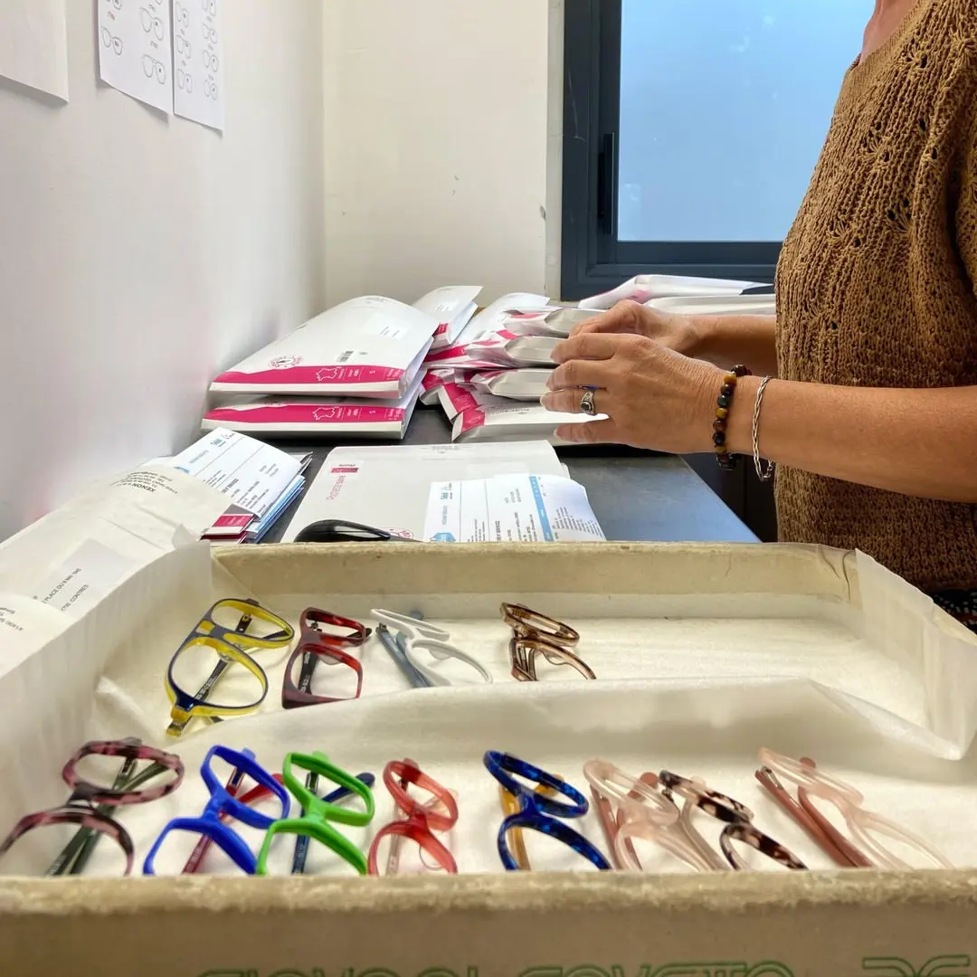 Préparation de l'expédition des lunettes Nextone vers les opticiens partenaires