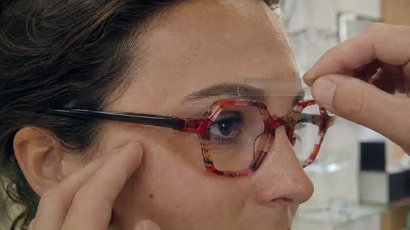 Opticien mesurant la hauteur de face sur une monture portée, cote d'une monture adaptée à la morphologie