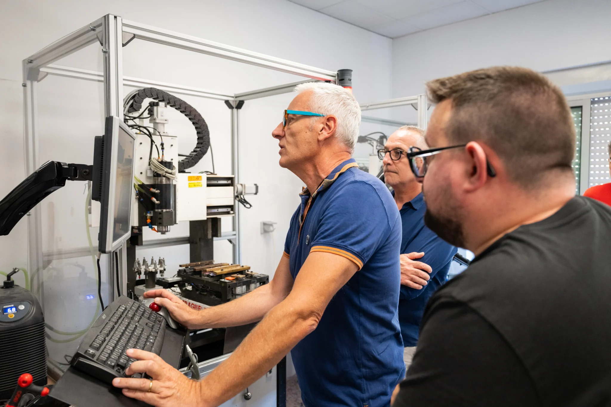 Démonstration aux commandes d'un centre d'usinage de l'atelier Nextone, devant Thierry de la Maison Maxime & Lucien