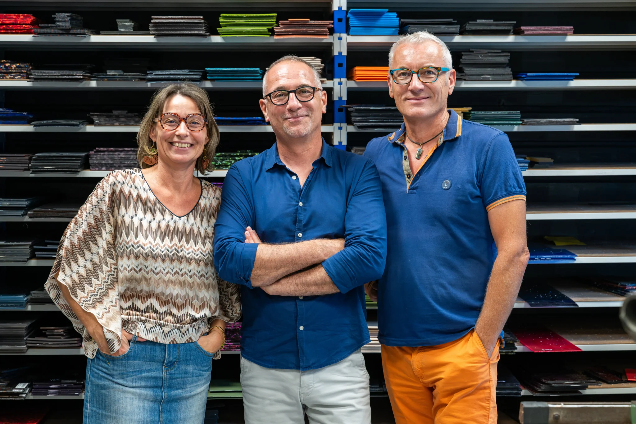 Patricia de l'équipe Nextone, Thierry de la Maison Maxime & Lucien et Pascal, fondateur de Nextone, devant les plaques d'acétate de l'atelier de Montrichard