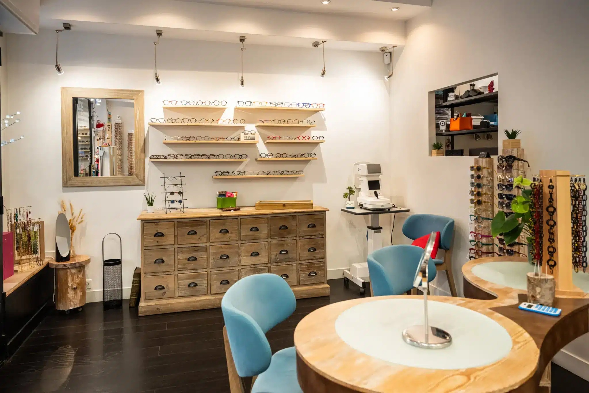 Intérieur de la boutique Maison Maxime & Lucien, opticien créateur rue Maréchal Joffre à Nice